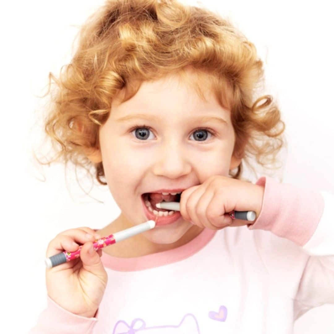 little girl using gumchucks to floss